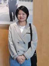 穿白色衣服的人在微笑中度可信度描述已自动生成